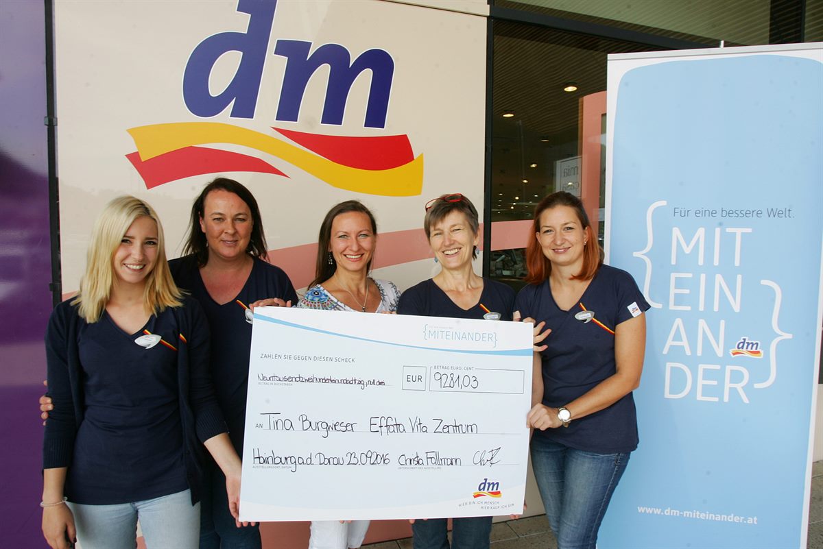 Das dm Team der Filiale in Hainburg mit Tina Burgwieser bei der Scheckübergabe (v.l.: Iris Komenda, Daniela Elsner, Tina Burgwieser, Christa Fallmann, Beate Meinczinger).