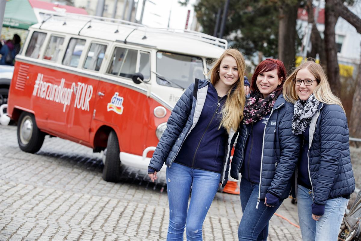 Der rote dm Tourbus macht in ganz Österreich Halt. Mit dabei: dm Lehrlinge, die Einblick in die Lehre bei dm geben.