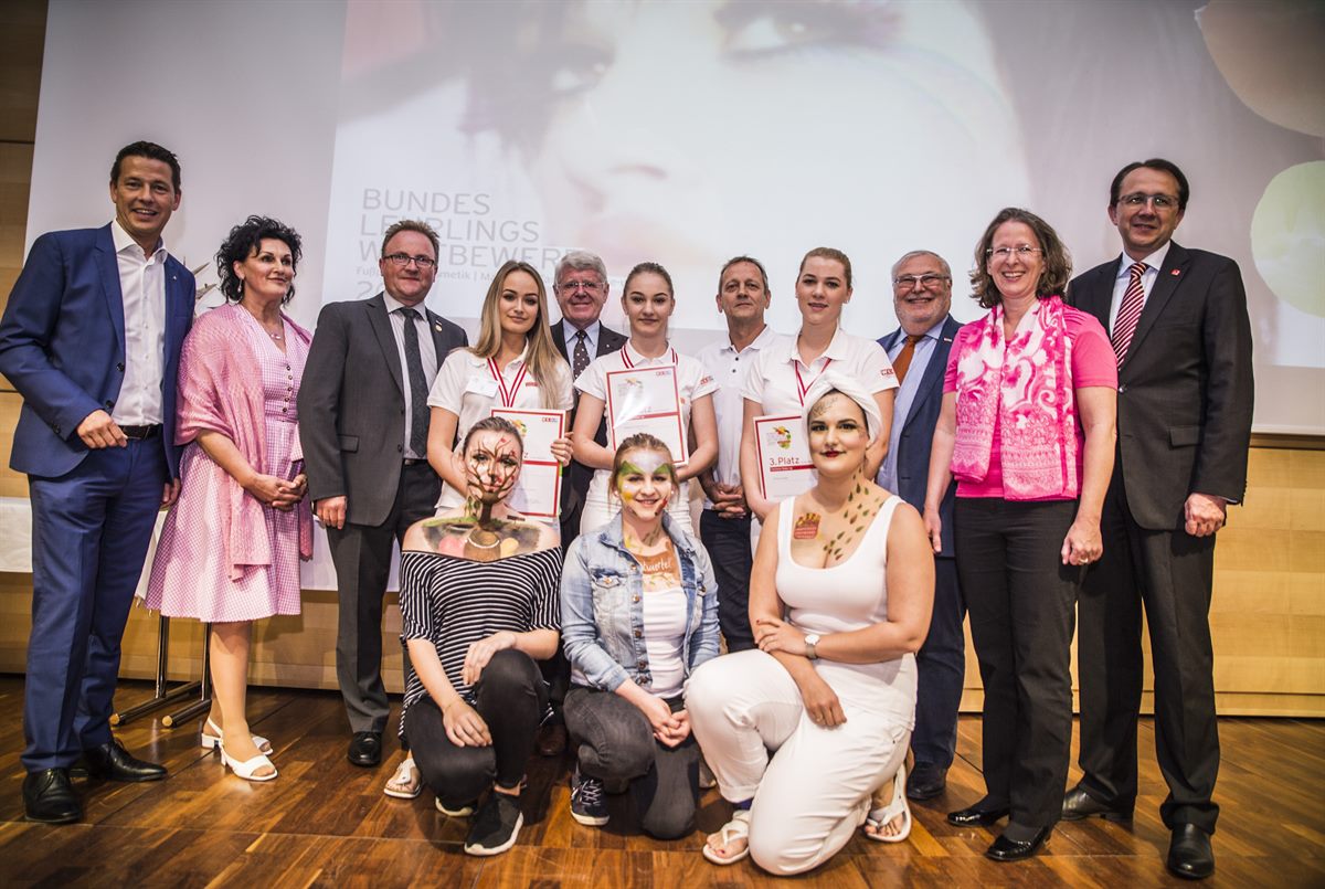 Mit ihrem „Fantasie Make-up“ erzielten die dm Lehrlinge Tanja Kalteis, Madlene Viechtbauer und Chiara Studer (mit Urkunden, von links nach rechts) die ersten drei Plätze.