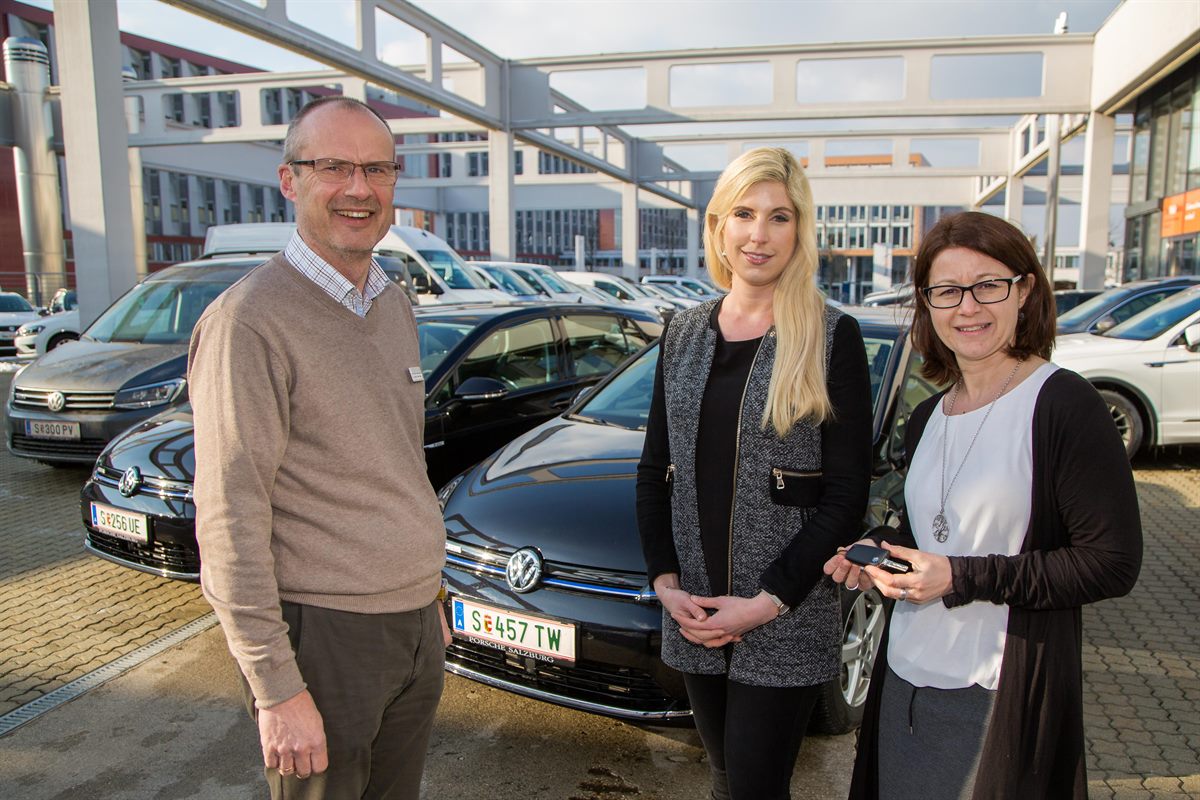 Johann Schwarzbauer (Porsche Salzburg) übergibt die E-Golfs an Miriam Geyer und Maria Rest (dm) (v.l.).