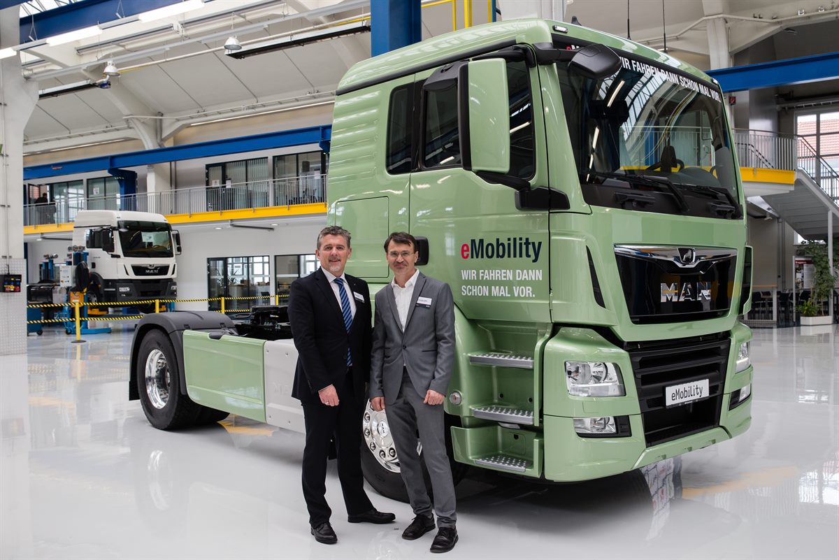 vlnr: Hubert Krabichler (dm Geschäftsführer) und DI Werner Müller (Leitung Council für nachhaltige Logistik) bei der Präsentation des MAN E-LKW.
