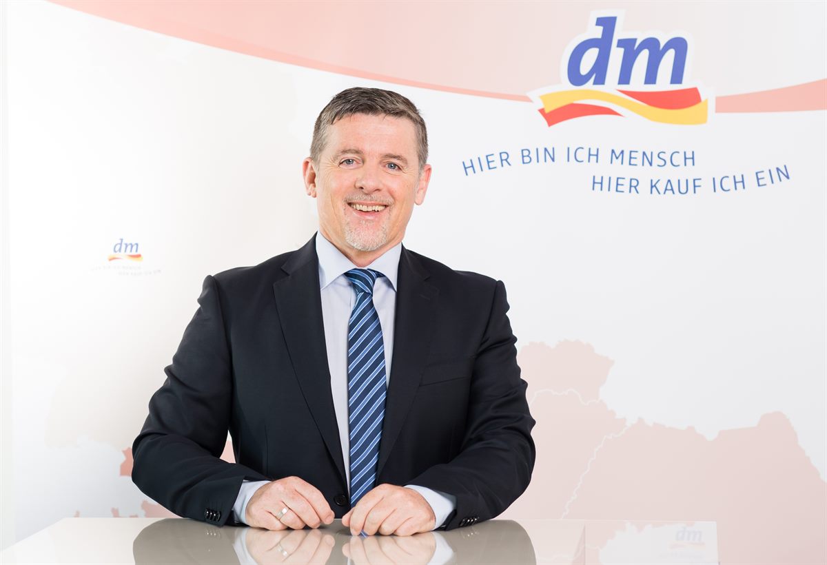 Hubert Krabichler, dm Geschäftsführer Logistik