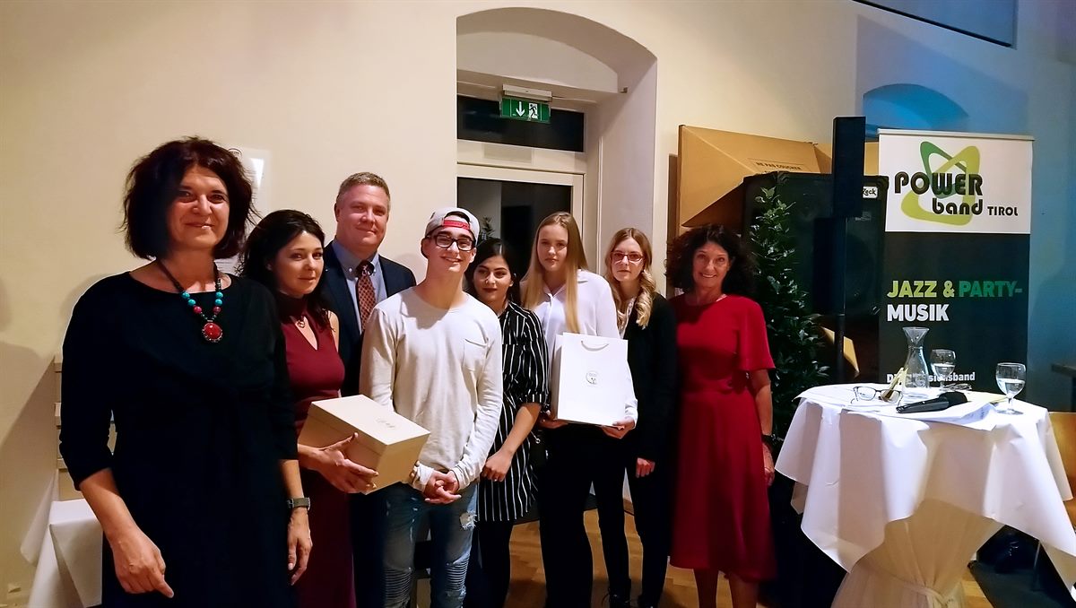 Die dm Filiale in Kufstein bei der Verleihung des Zertifikats Wir sind inklusiv.