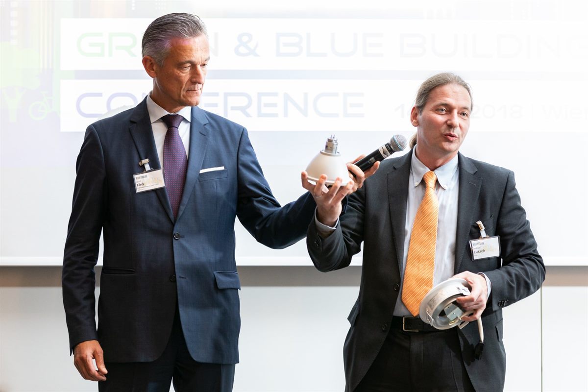 Bei der Präsentation des „LED-Retrofit“-Modul (v.l.n.r.): Mag. Josef Fink (Strabag PFS, Leitung Vertrieb International, Key Account Management STRABAG AG Österreich) und DI (FH) Andreas Luksch (Geschäftsführer TPAL GmbH, Österreich-Partner von Targetti).