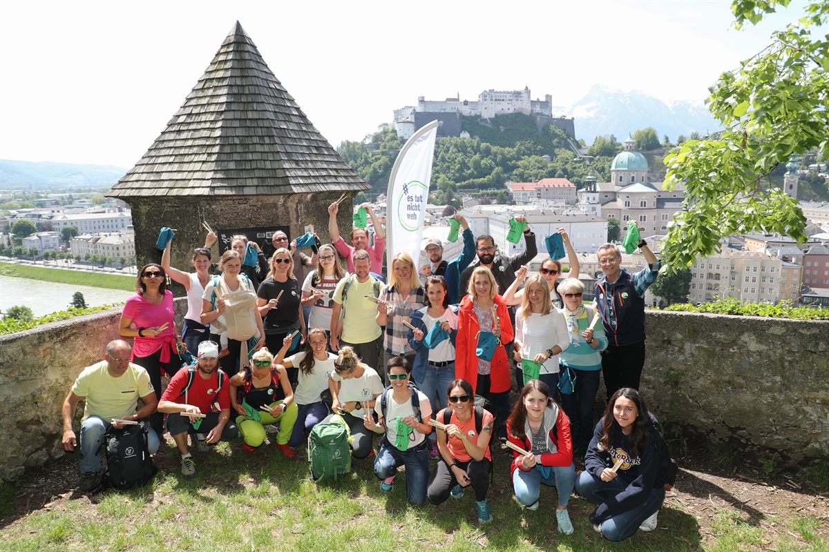 Beim Kick-off-Event am Kapuzinerberg in Salzburg sammelten die Teilnehmer gemeinsam Müll. 