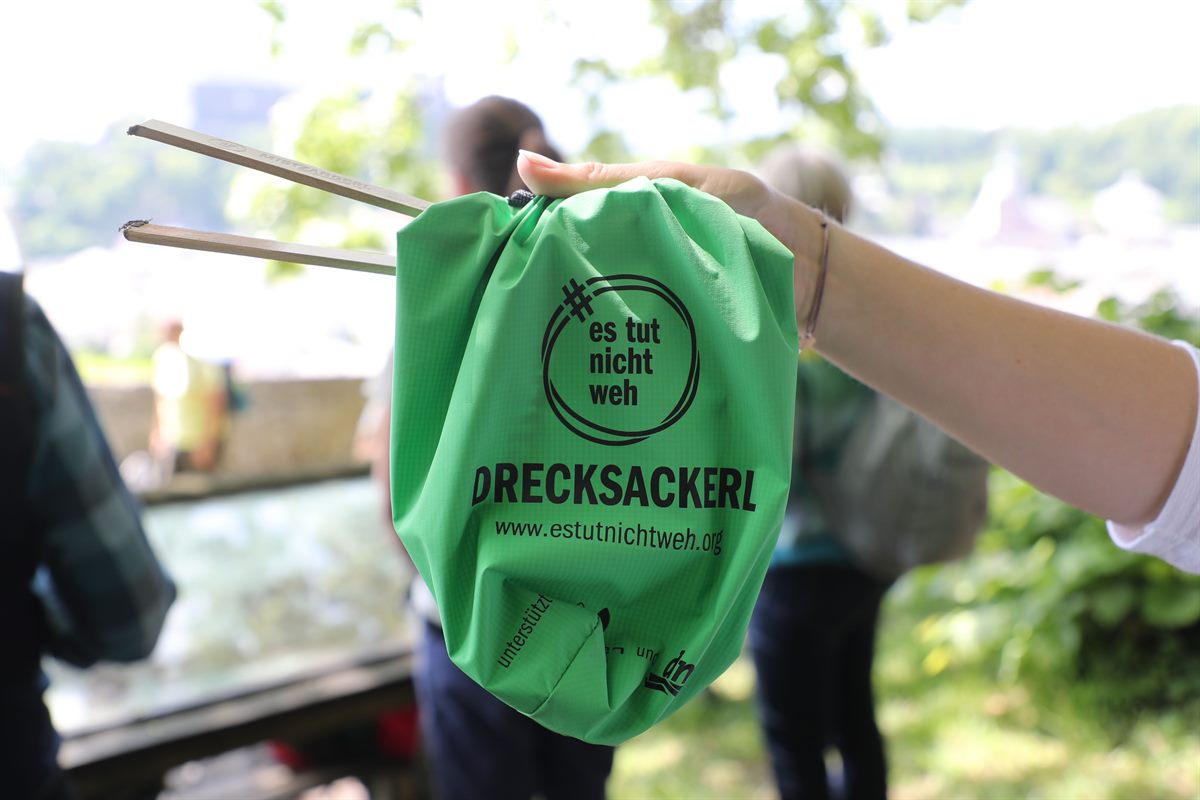 Nachhaltig produzierte Zangerl und Müllsackerl erleichtern das Sammeln und den Transport ins Tal. 