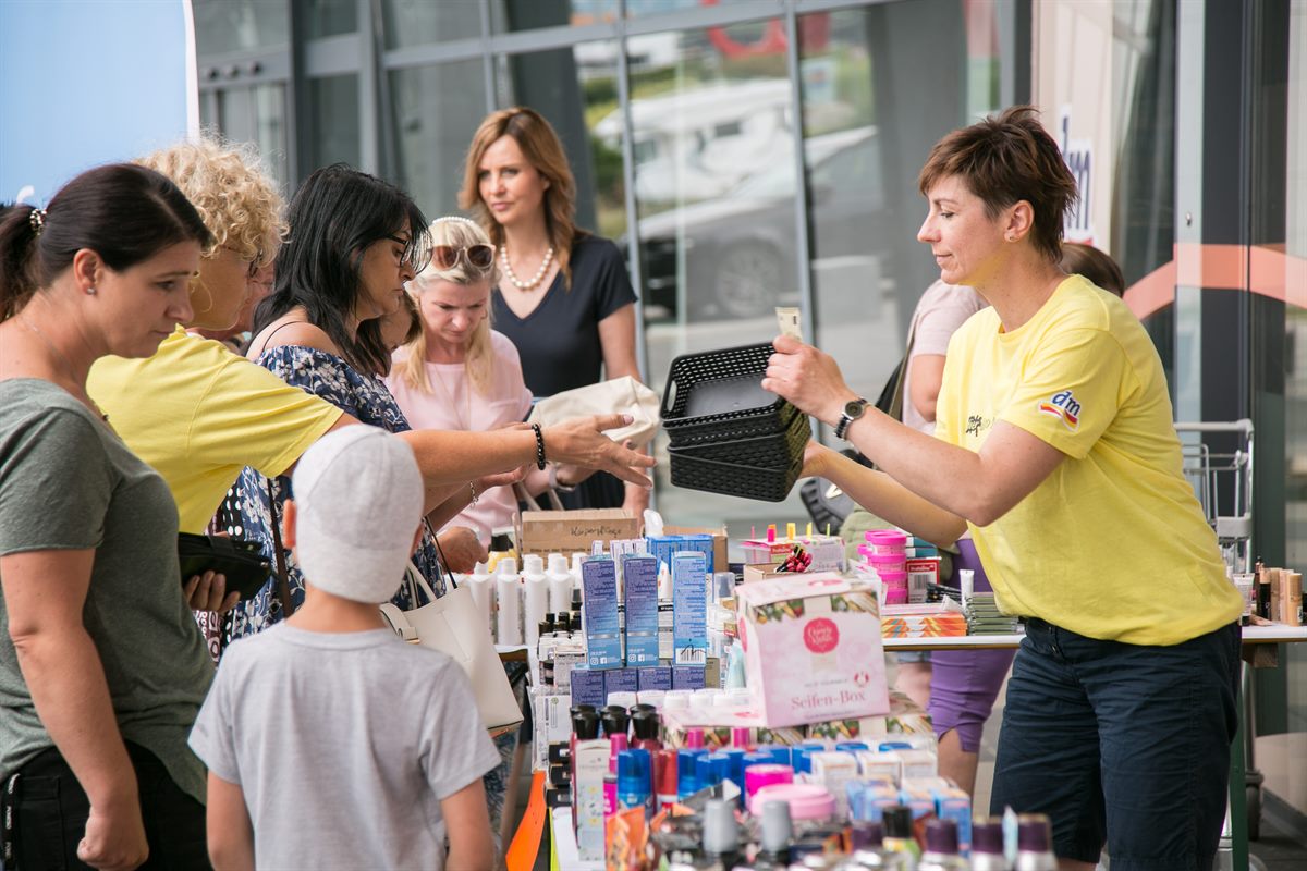 Großer Andrang beim dm Flohmarkt für den Verein Glücksmomente.