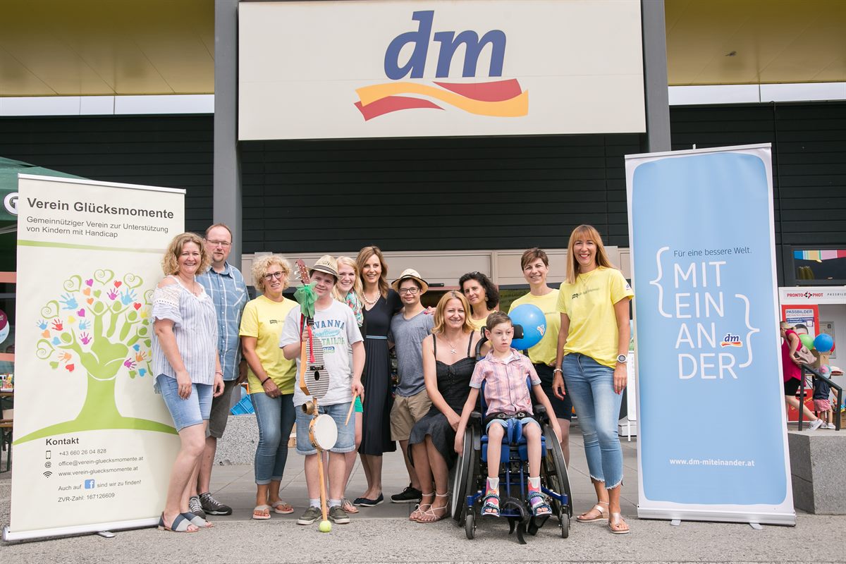 Der Erlös des dm {miteinander}-Flohmarktes kommt dem Verein Glücksmomente zugute.