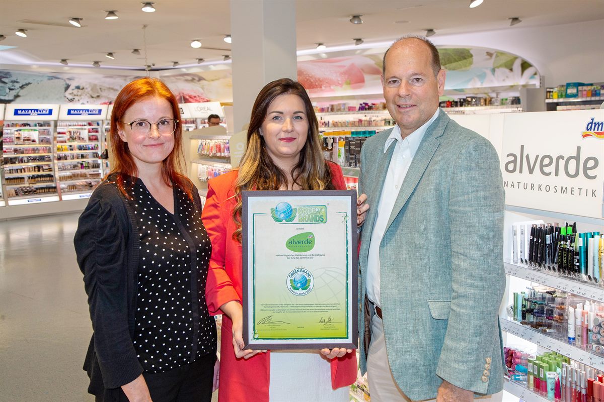 v.l. Marion Mohrman (dm Sortimentsmanagerin), Petra Gruber (dm Geschäftsführerin Marketing und Einkauf), Norbert Lux (Geschäftsführer Green Brands)
