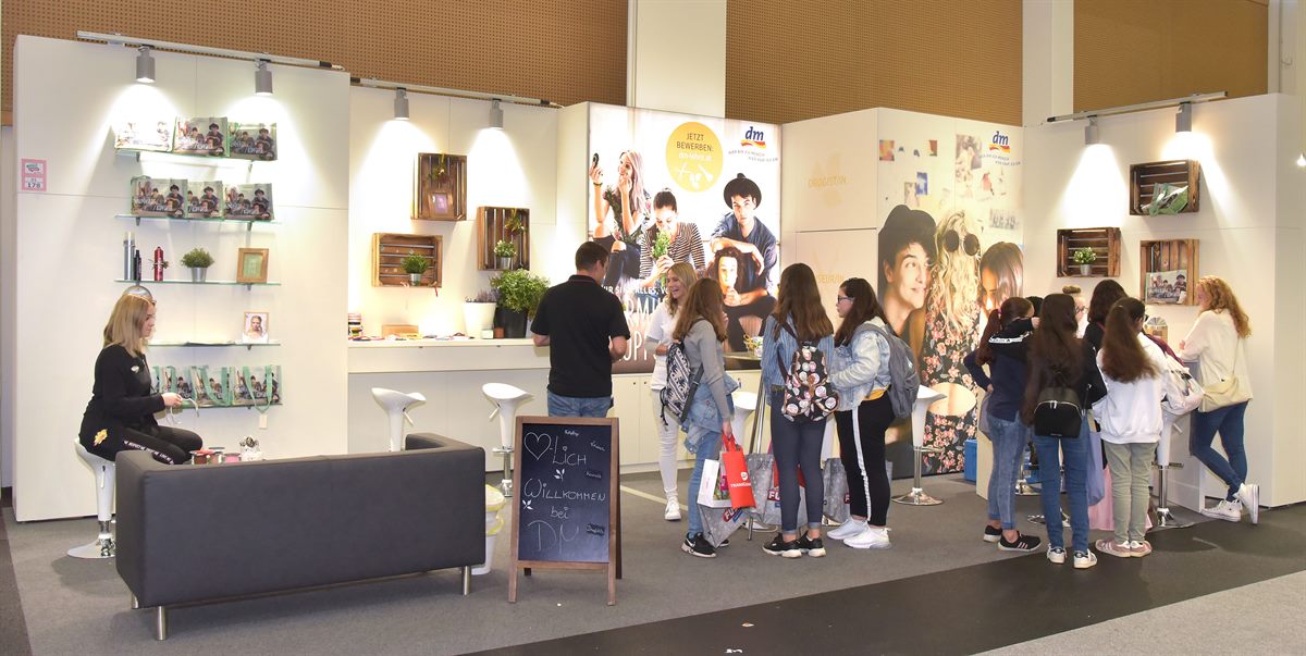 dm mit eigenem Stand auf der Messe Jugend & Beruf in Wels
