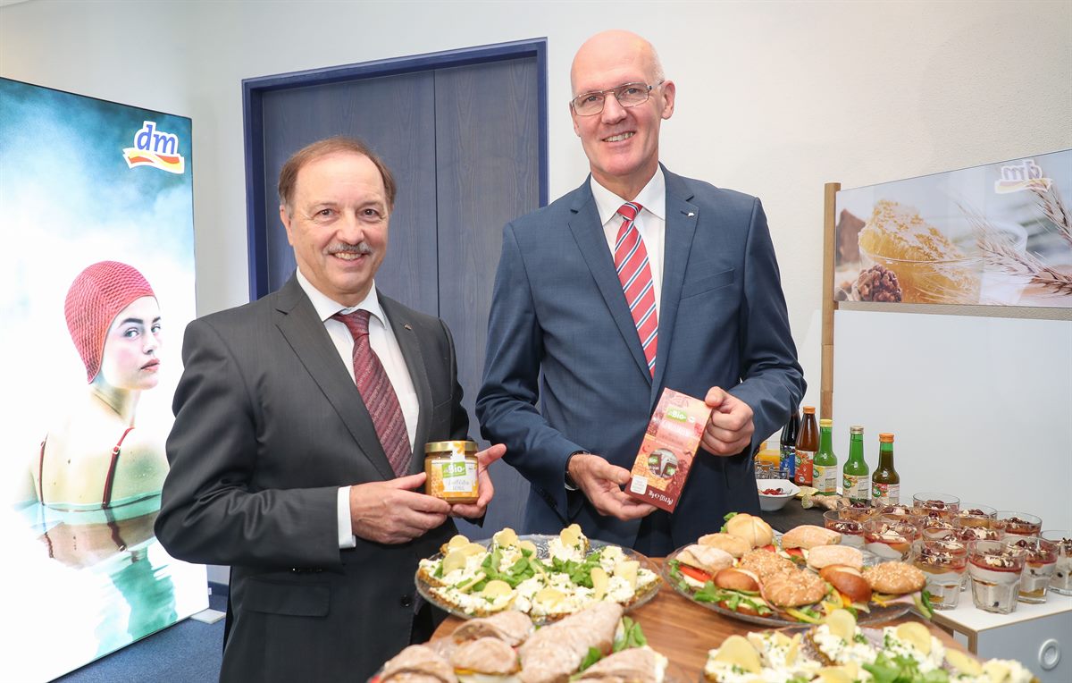 Martin Engelmann, Vorsitzender der dm Geschäftsführung, und Manfred Kühner, Stv. Vorsitzender der dm Geschäftsführung (v.r.).