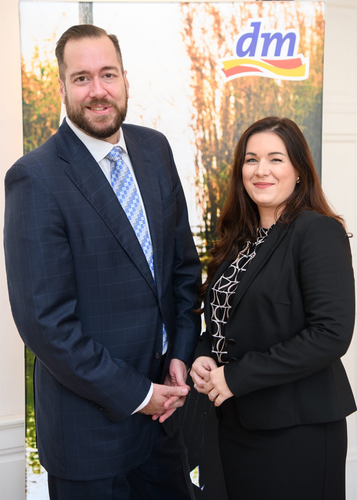 Petra Gruber, dm Geschäftsführerin Marketing & Einkauf, und Harald Bauer, dm Geschäftsführer Marketing & Einkauf (v.r.).