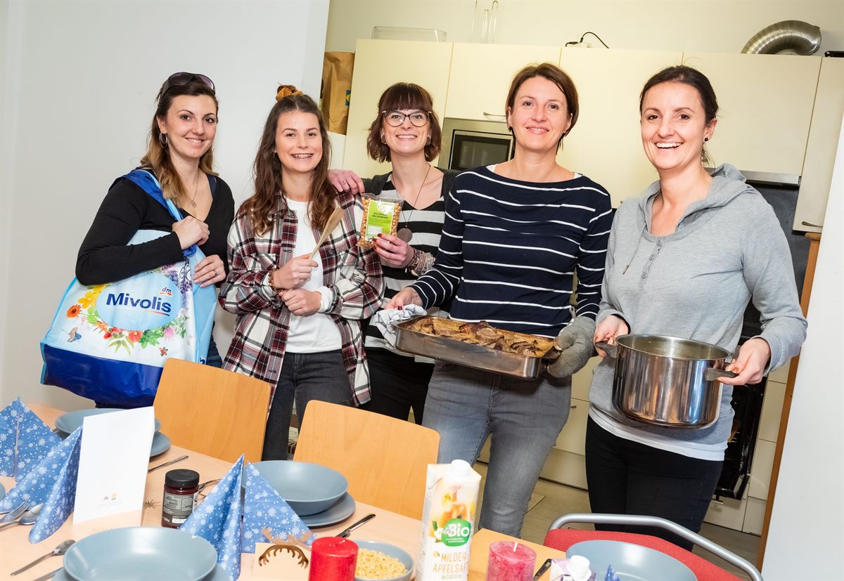 dm Mitarbeiterinnen bereiten Essen vor