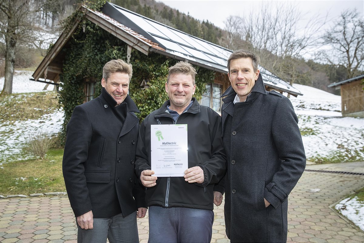Thomas Köck (dm Geschäftsführer, Ressort Expansion), Herr Lohninger vom Gesundheitshof Lohninger und Peter Hochleitner (Geschäftsführer MyElectric) freuen sich über die Kooperation (v. l.).
