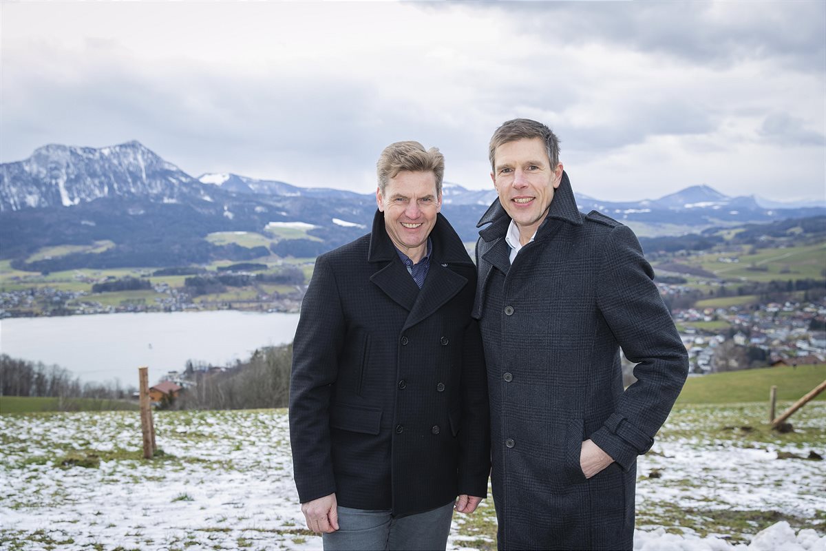 Thomas Köck (dm Geschäftsführer, Ressort Expansion) und Peter Hochleitner (Geschäftsführer MyElectric) zu Besuch am Gesundheitshof Lohninger in Mondsee. 