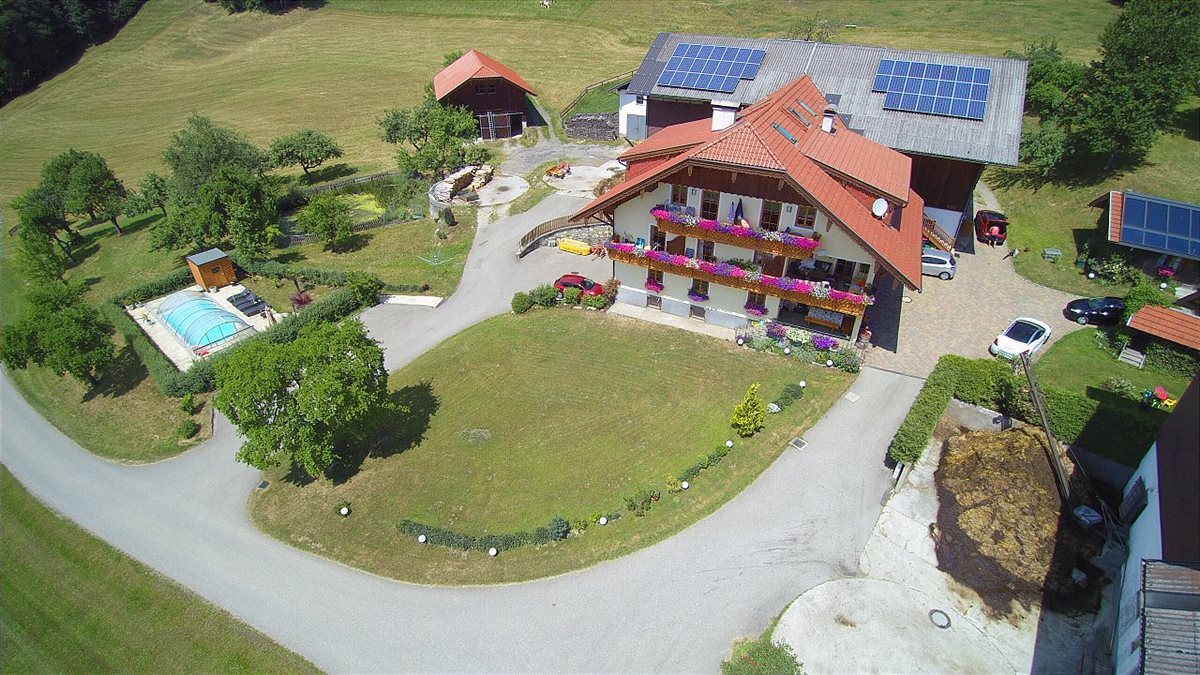 Rund 70 Land- und Forstwirte mit Photovoltaikanlage stellen über die Plattform www.sonnenstromabhof.at ökologischen Überschuss-Strom zur Verfügung – darunter auch der Gesundheitshof Lohninger in Mondsee. 