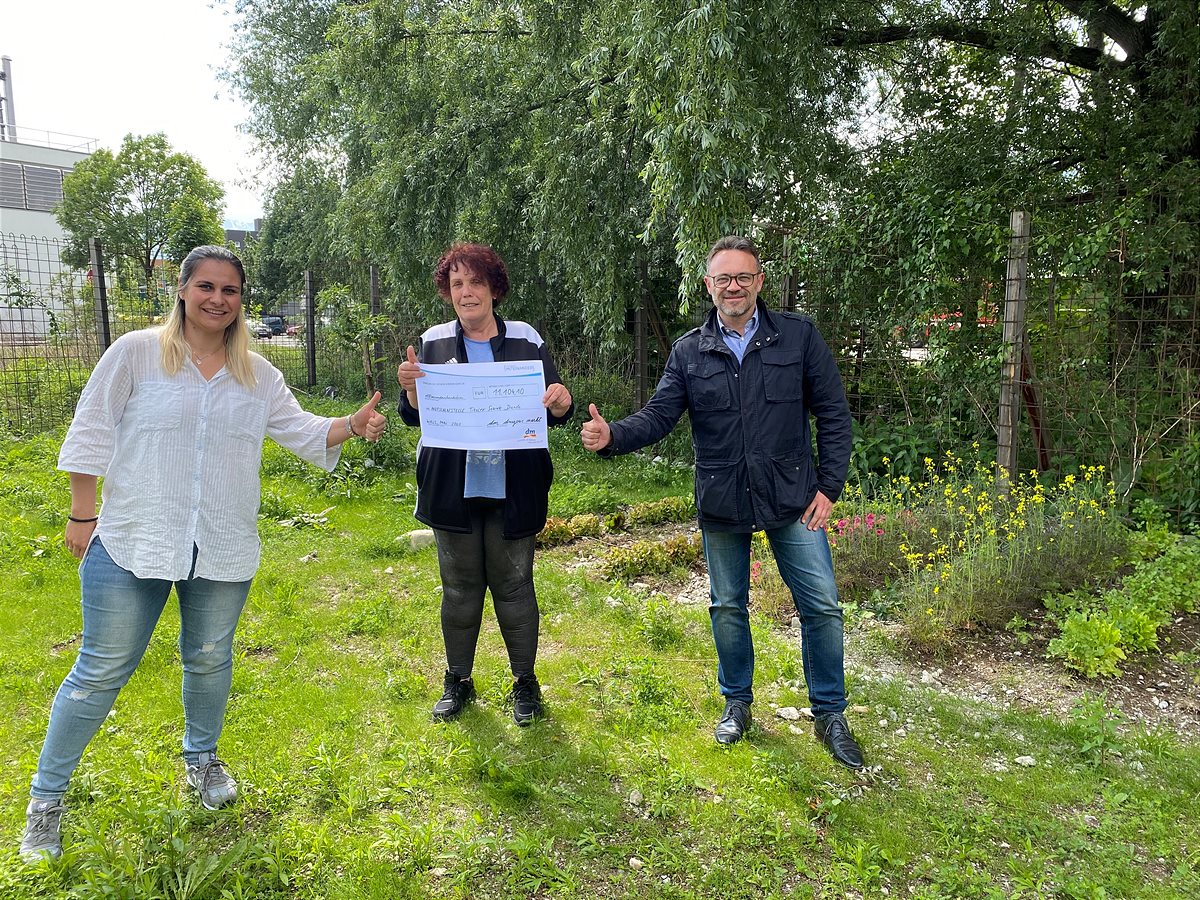 Ruska Atanasova-Koller (Leiterin der Notschlafstelle Innsbruck), Gerda Mattersberger (Peer-Beraterin für Alkoholkranke) und Mag. Johann Aigner (Geschäftsführer Tiroler Soziale Dienste) freuen sich über den Spendenscheck. 