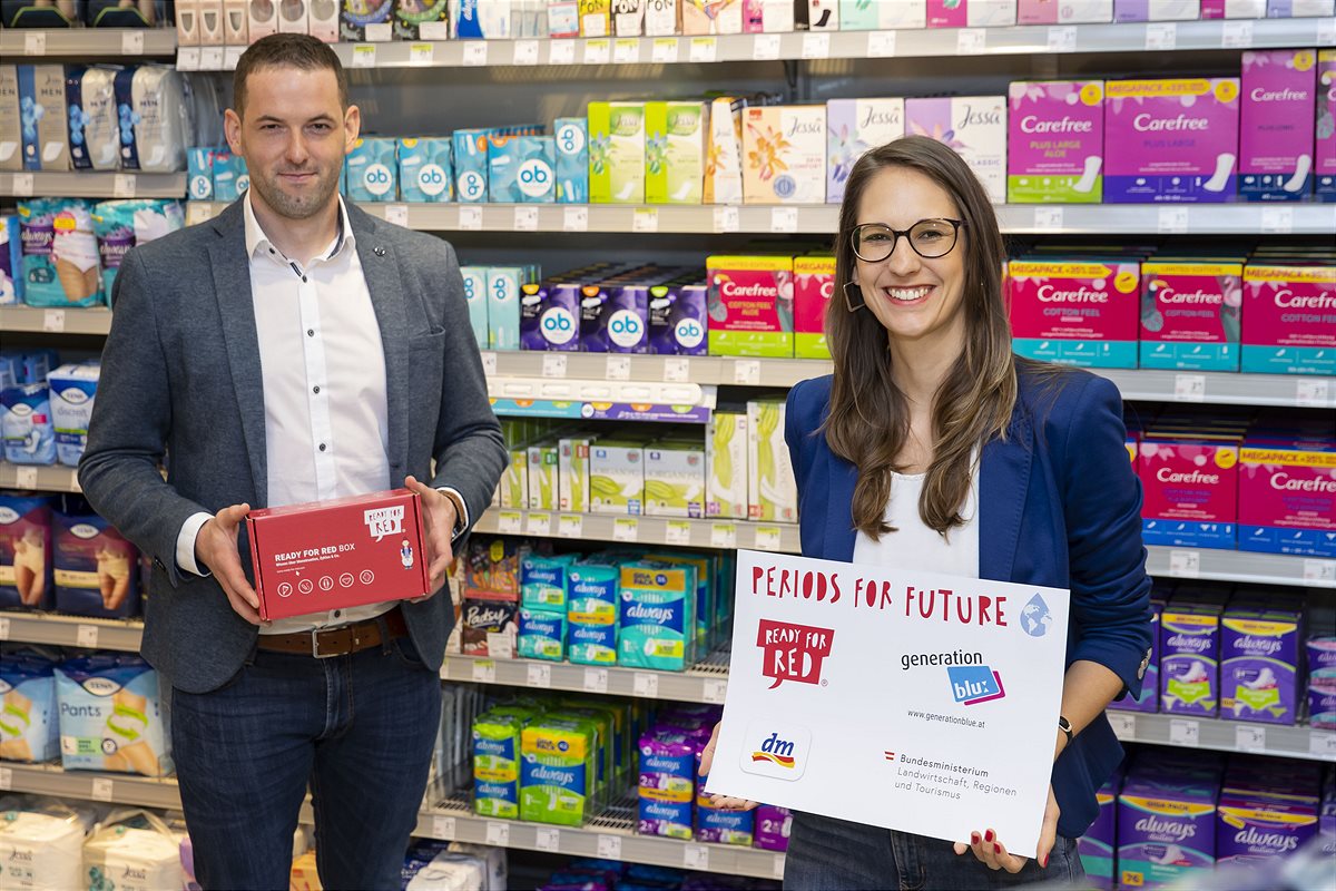 Daniel Ramsbacher-Ranner (dm Sortimentsmanager) und Annemarie Harant (erdbeerwoche-Gründerin) setzen sich für mehr Aufklärung bei Kindern und Jugendlichen ein. 