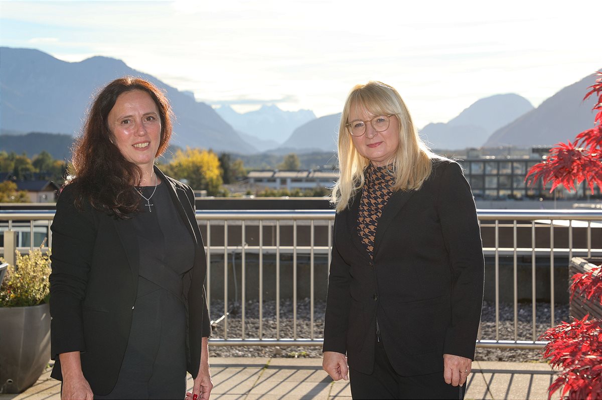 Hebammen und dm arbeiten zusammen. Beate Kayer vom Österreichischen Hebammengremium mit dm Sortimentsmanagerin Monika Köck (v.l.). 
