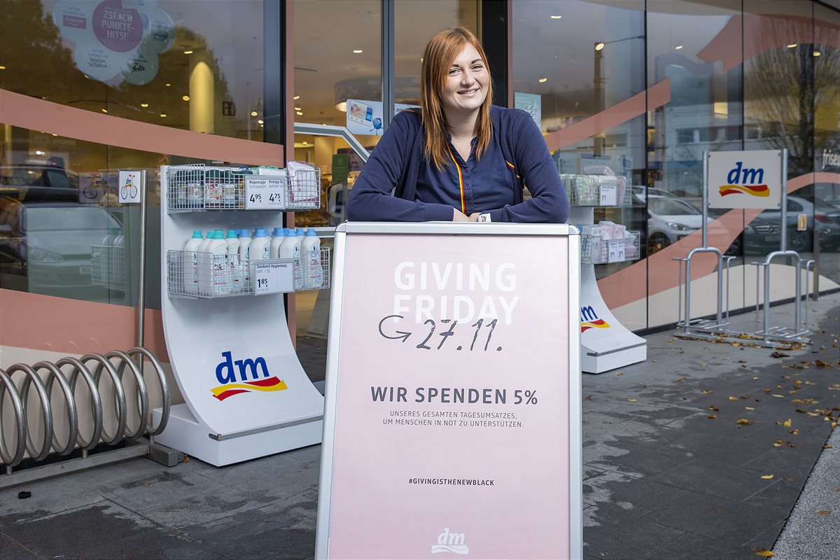 dm spendet am 27. November 5 Prozent des Tagesumsatzes