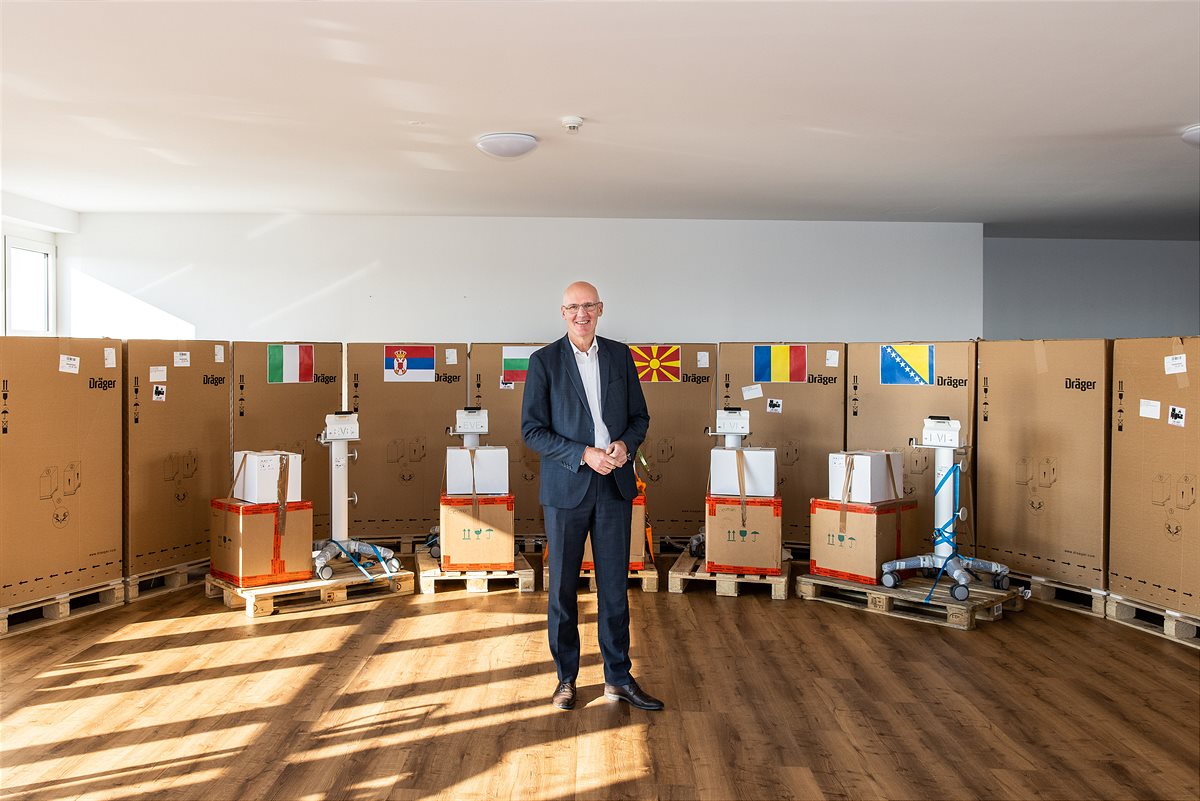 Martin Engelmann, Vorsitzender der dm Geschäftsführung, beim Versand der Beatmungsgeräte in sechs dm Länder: 