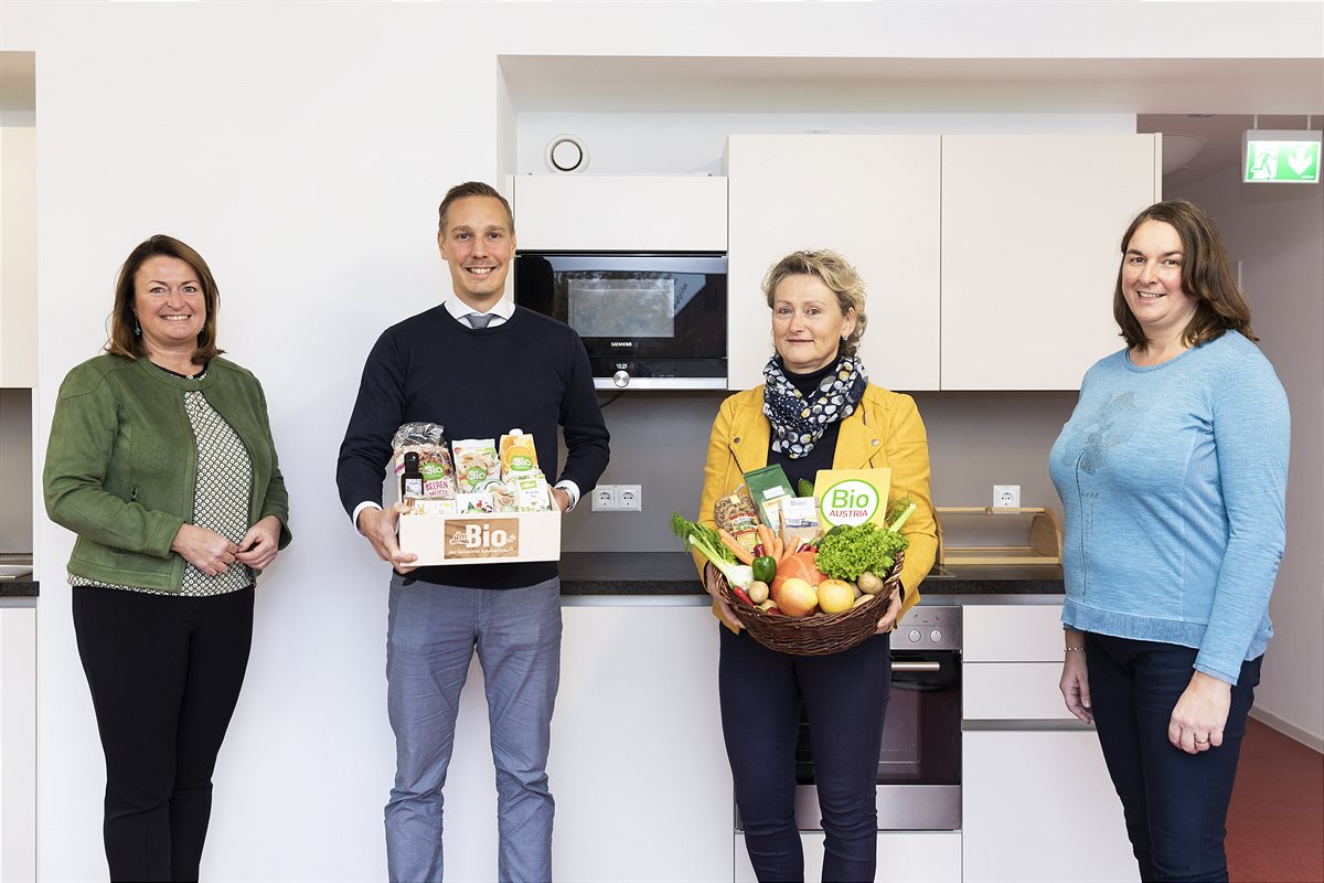 Produktübergabe in Wels: Michael Schuster (dm Gebietsmanager) und Gertraud Grabmann (Obfrau BIO AUSTRIA) mit Bettina Reichhold und Petra Wimmer (außen, beide Soziales Wohnservice Wels). 