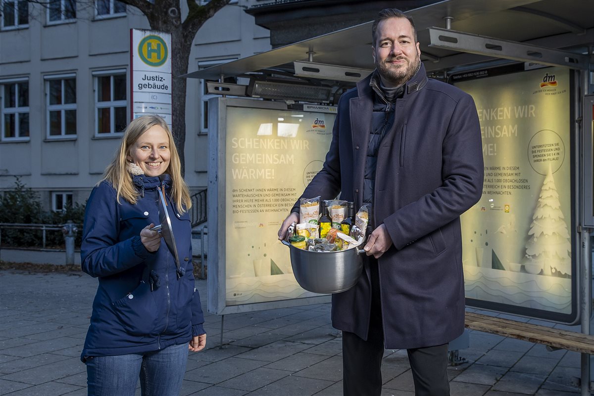 dm stellt Produkte für 1.000 Bio-Festessen in sozialen Einrichtungen zur Verfügung. dm Geschäftsführer Harald Bauer und Iris Wind (dm Pressestelle, Projektverantwortliche Festessen) 