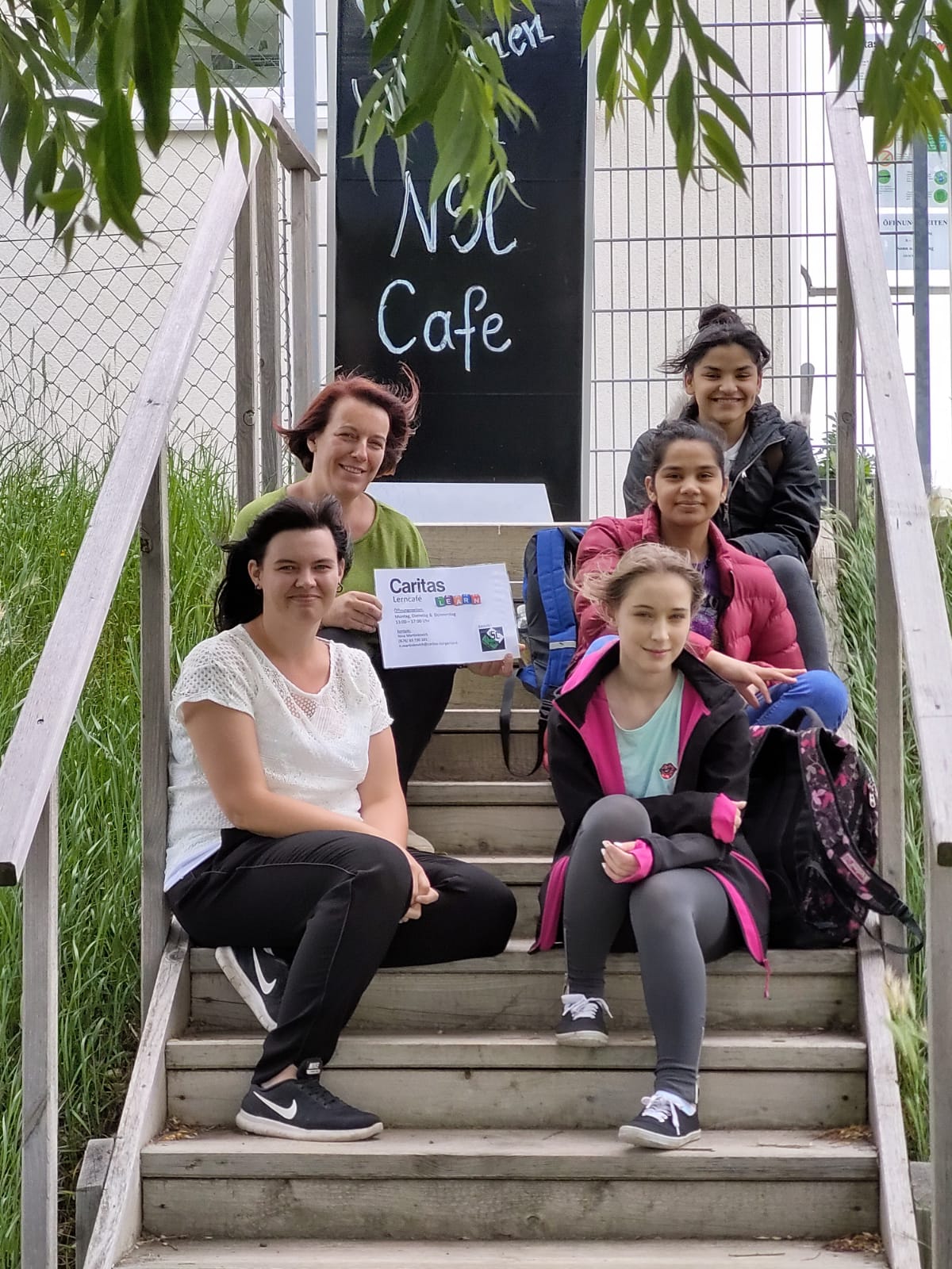 Betreuerinnen und Jugendliche vor dem Caritas Lerncafé in Neusiedl am See. 