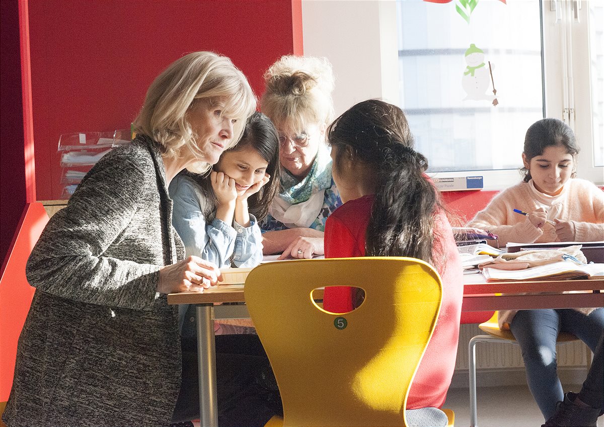 Beim gemeinsamen Lernen mit den hauptamtlichen Mitarbeitern und freiwilligen Lernhelfen im Lerncafé Wiener Neustadt wachsen viele Kinder oft über sich hinaus.