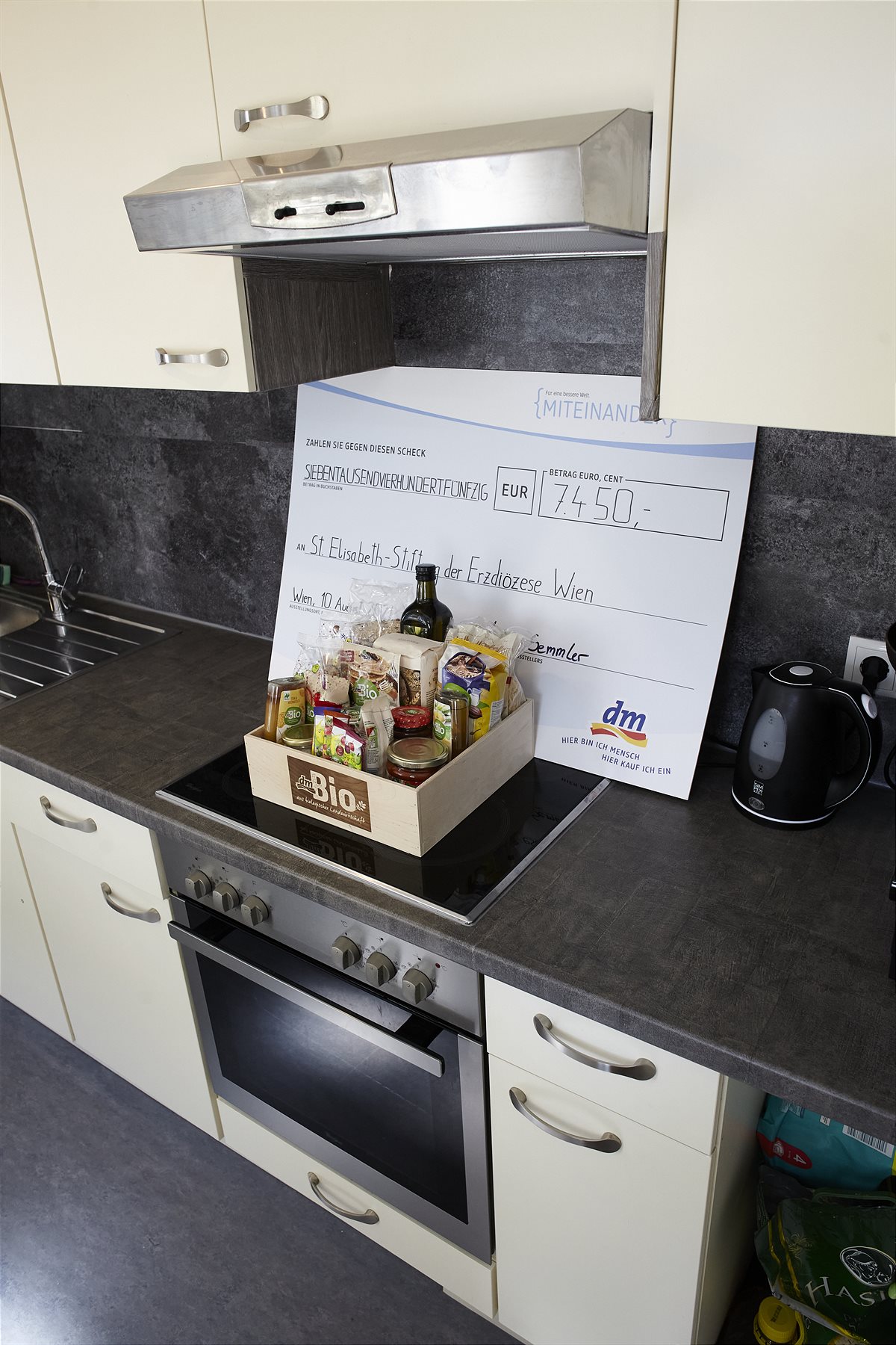 Präsentkorb mit Produkten aus dem dm Sortiment zum Start ins neue Leben.