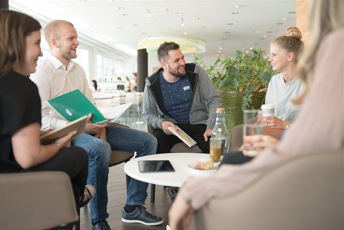 Die Zusammenarbeit bei dm ist durch laufenden Austausch geprägt.