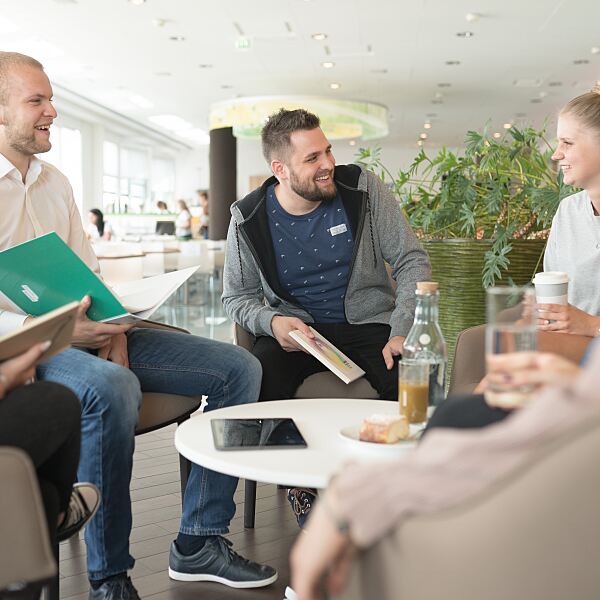 Die Zusammenarbeit bei dm ist durch laufenden Austausch geprägt.