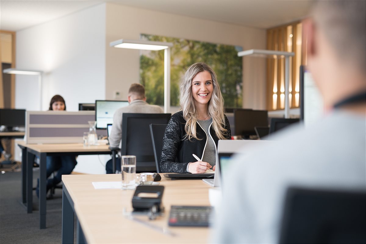 Im Büro des Verteilzentrums werden Prozesse der Warenwirtschaft unterstützt.