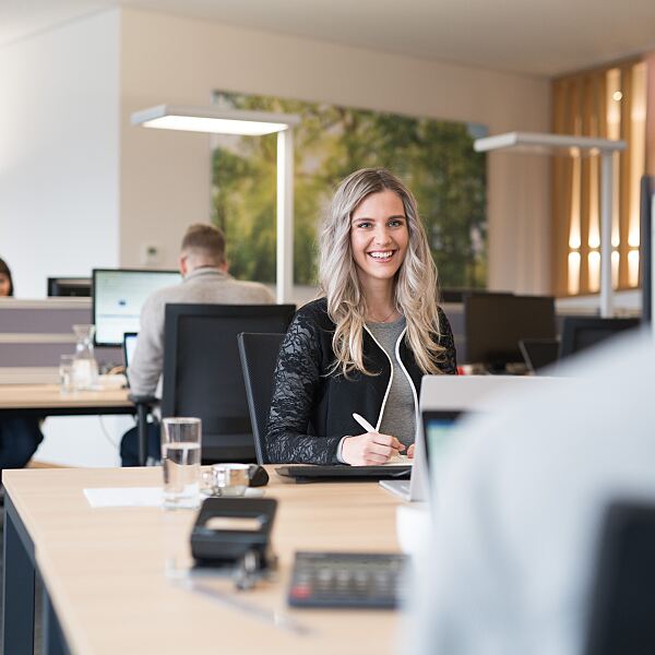 Im Büro des Verteilzentrums werden Prozesse der Warenwirtschaft unterstützt.