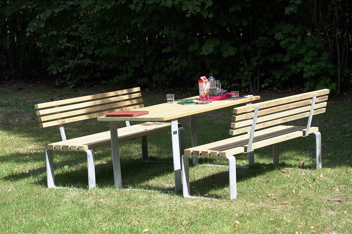 Dank der neuen Sitzgarnitur können die Bewohnerinnen und ihre Kinder wohltuende Sonnenstrahlen bei gemeinsamen Mahlzeiten, beim Spielen und gemütlichen Zusammensitzen im Spätsommer und Herbst genießen. 