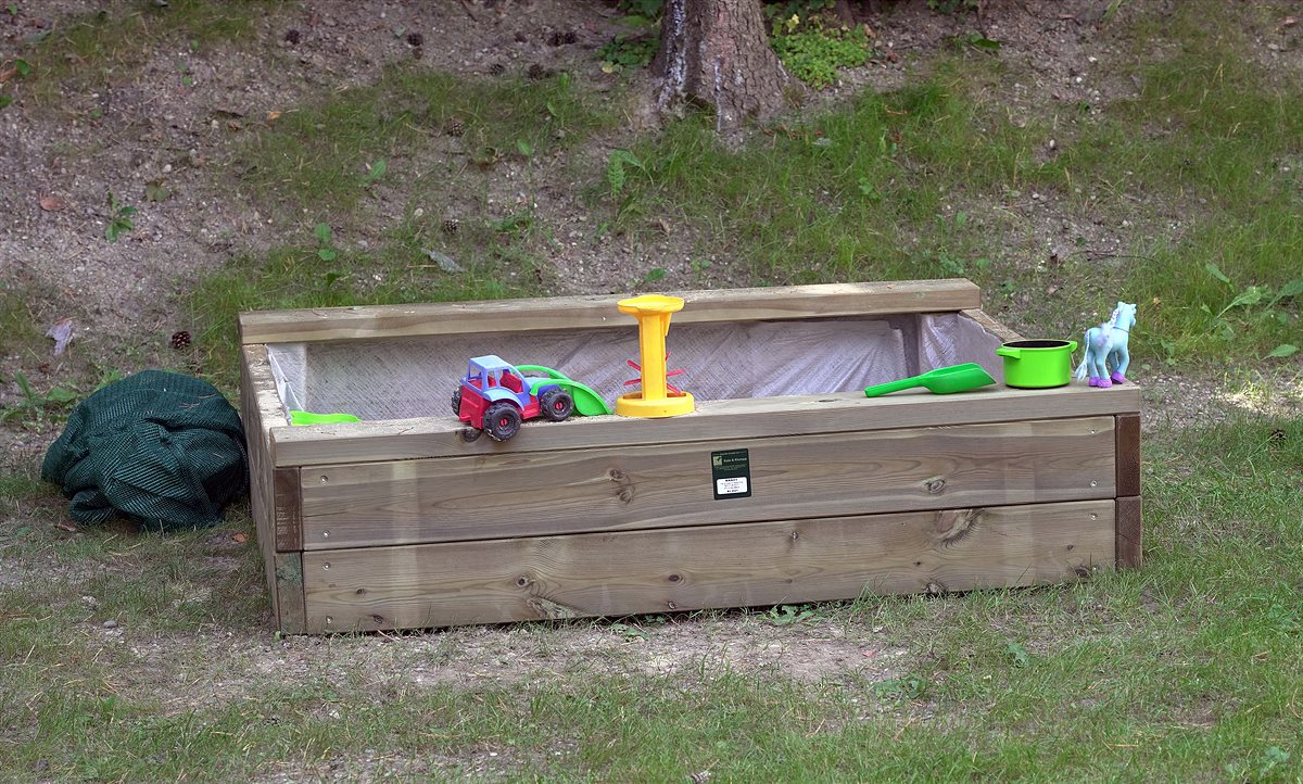 Die Sandspielkiste wird seit der Installation gerne von den Kindern genutzt.