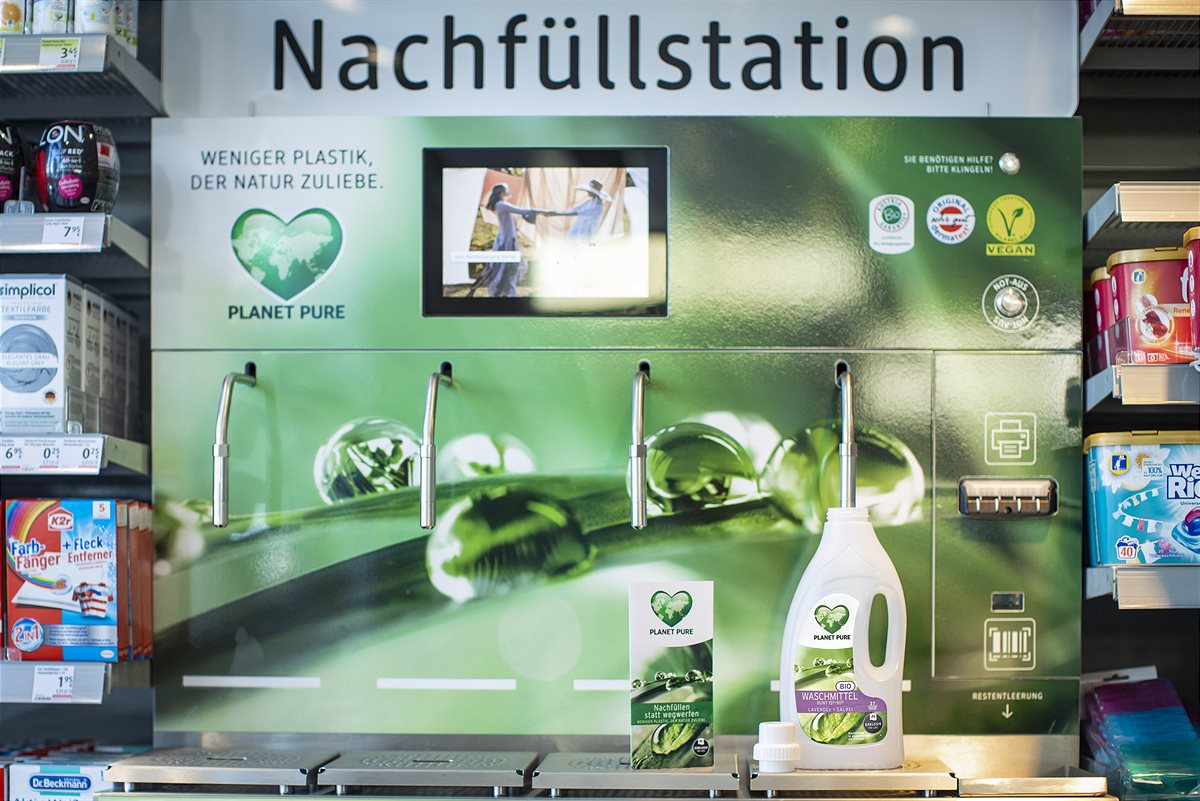 An zukünftig 126 dm Standorten können Bio-Reinigungsmittel von Planet Pure in wiederverwendbare Flaschen nachgefüllt werden.
