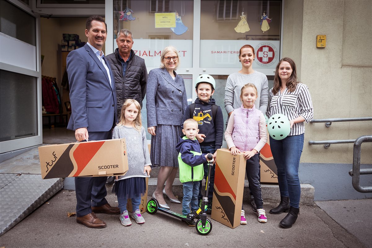Übergabe von Rollern, Helmen und Co. im Samariterbund-Sozialmarkt in der Gellertgasse (v. l.): 