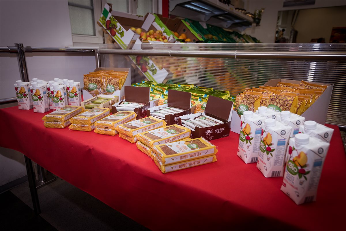 dm spendete zur Stärkung für 200 kleine Sportlerinnen und Sportler Snacks und Getränke aus dem dmBio Sortiment.