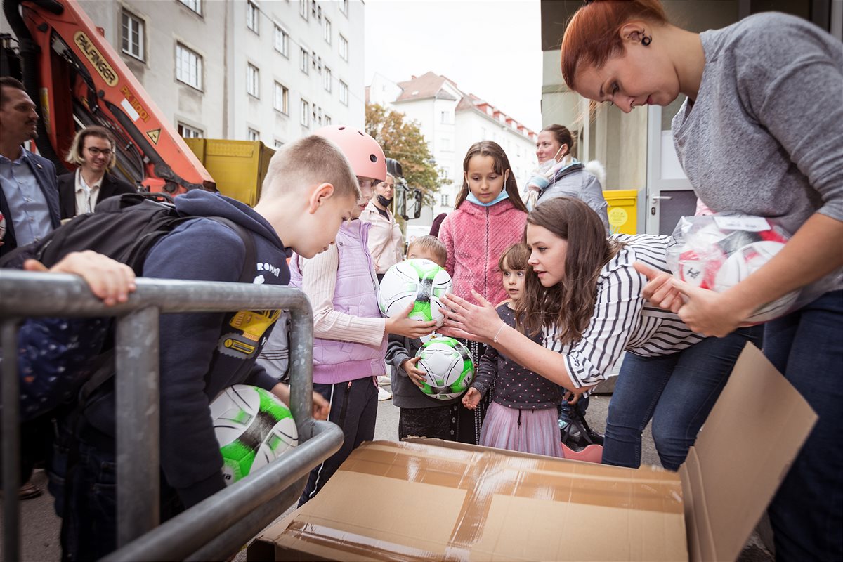 dm Filialleiterinnen Gabrijela Iveljic und Jacqueline Pohl bei der Übergabe im Samariterbund-Sozialmarkt in der Gellertgasse.