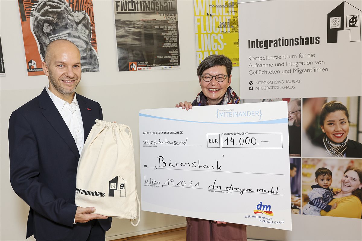 dm Spendenscheck für das Projekt „Bärenstark“ (v. l.):