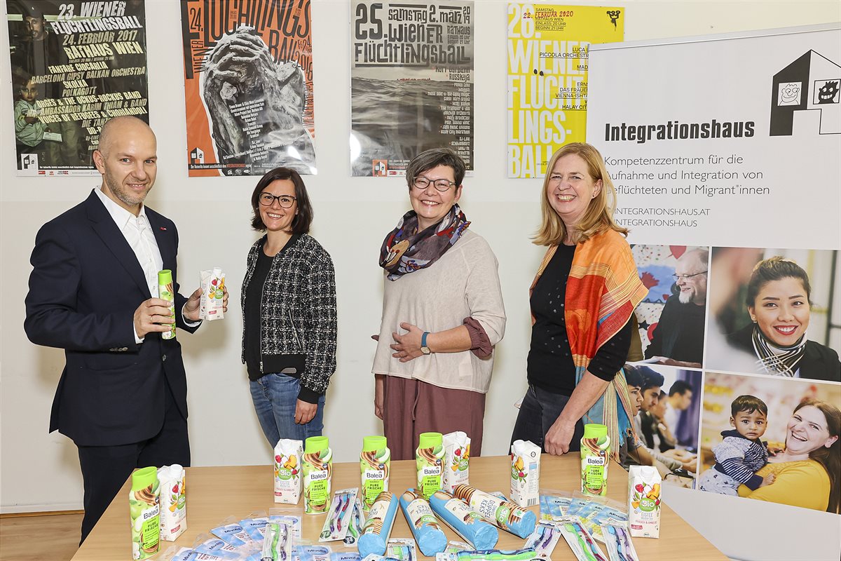 dm spendete für die Kinder im Integrationshaus zusätzlich Pflegeprodukte sowie Snacks und Getränke aus dem eigenen Sortiment (v. l.): 