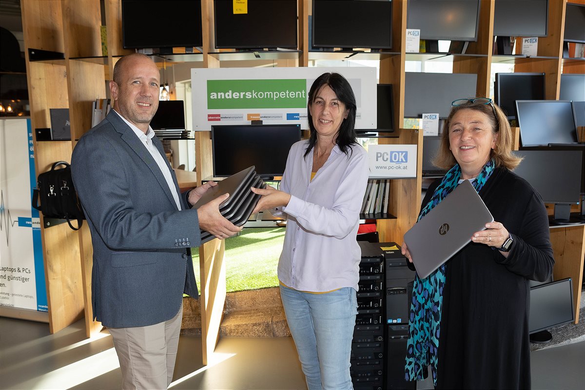dm Laptopübergabe an rwsanderskompetent (v. l.):