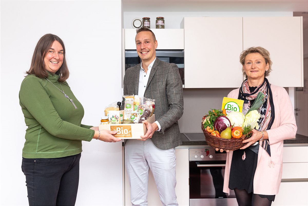 Produktübergabe in Wels (v. l.)