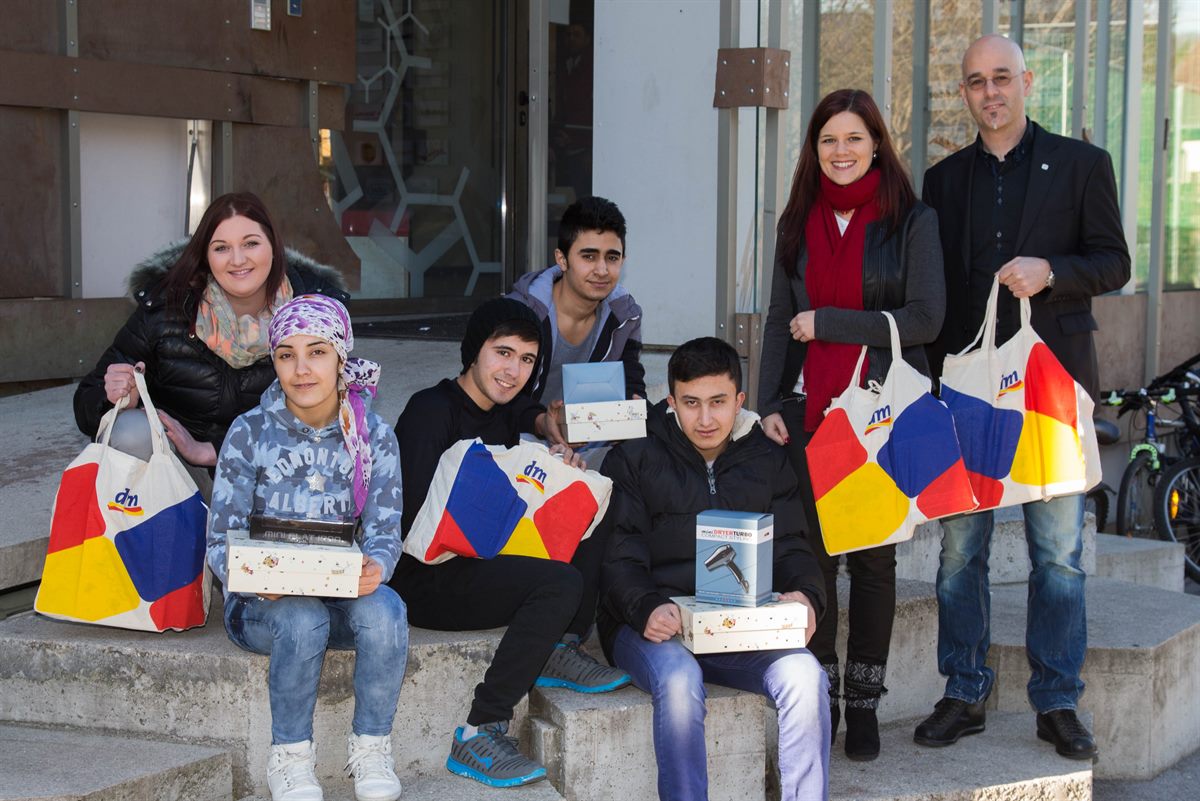 dm Filialleiterin Melanie Hribernigg (links) und dm Gebietsmanagerin Marlene Draschwandtner (2. v. r.) übergeben die dm Geschenkboxen an Jilan, Shiyar, Yasin, Omar und Bernhard Spiegel, den pädagogischen Leiter des Clearing-house (v.l.n.r.).