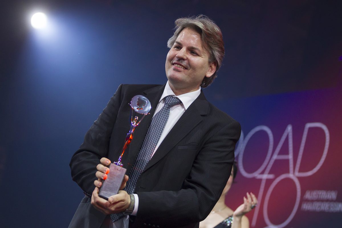 Der Wiener dm Stylist Martin Stückler freut sich über den Hairdressing Award in der Kategorie Publikum.