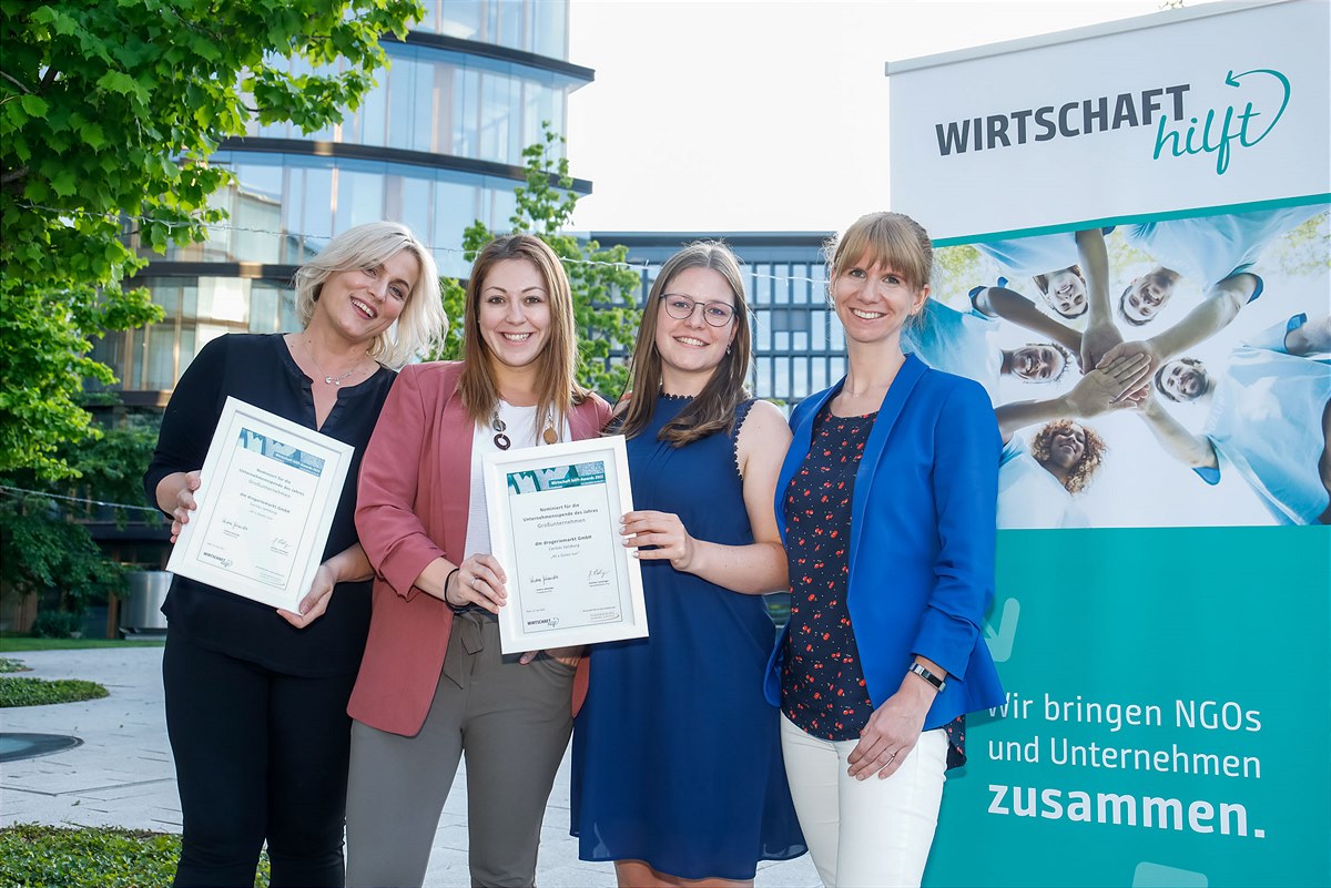 Platz 2 für dm drogerie markt bei den Wirtschaft hilft-Awards 2022