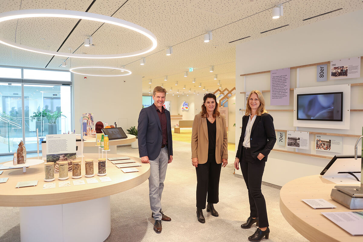 dm Geschäftsführer Thomas Köck und Petra Mathi-Kogelnik mit Projektleiterin Andrea Renezeder in der dm Welt 