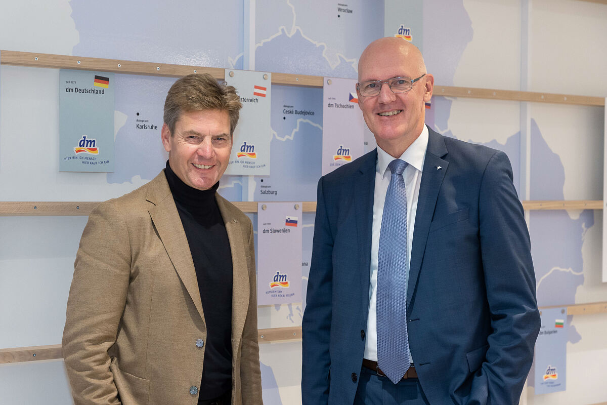 Thomas Köck (dm Geschäftsführer) und Martin Engelmann (Vorsitzender der dm Geschäftsführung)