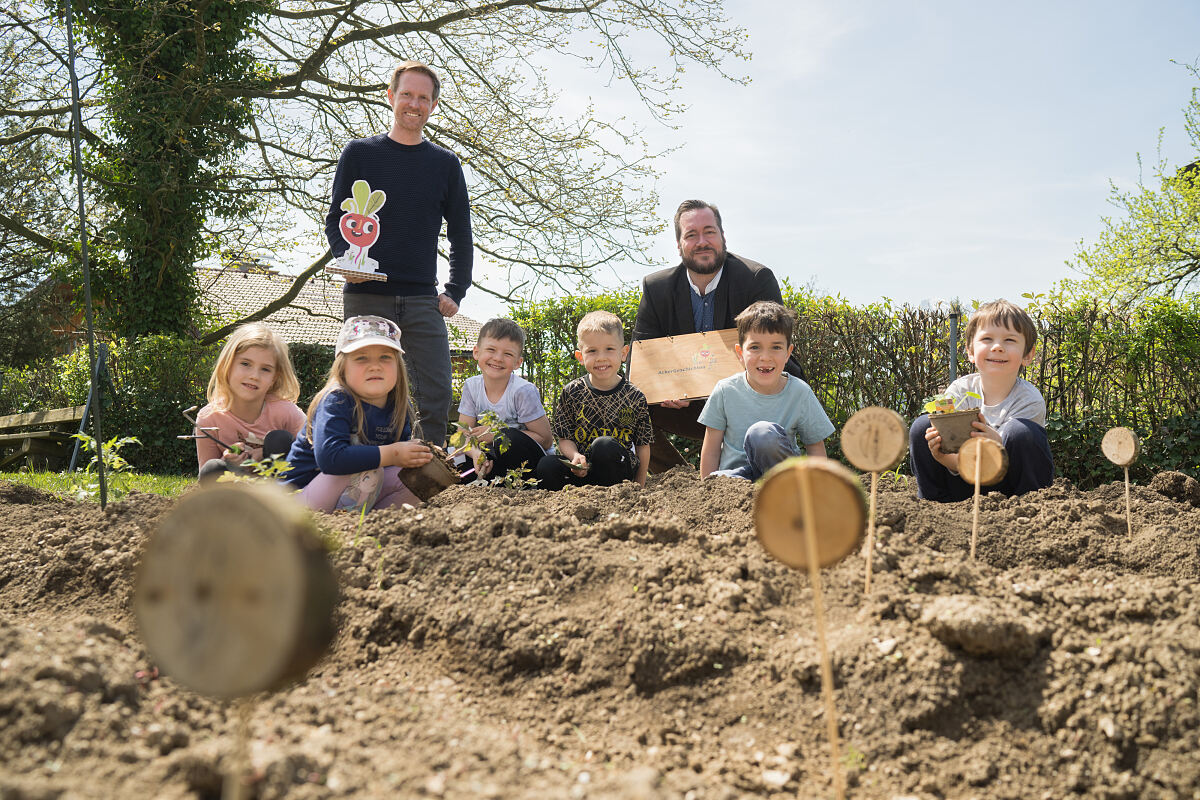 dm bringt ökologische Bildung in Kindergarten Elixhausen.